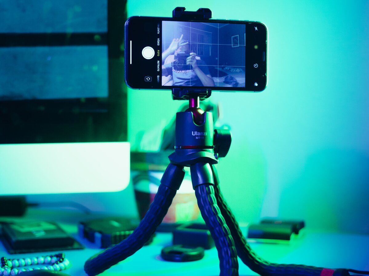 Smartphone auf einem flexiblen Stativ, die Kamera-App ist geöffnet