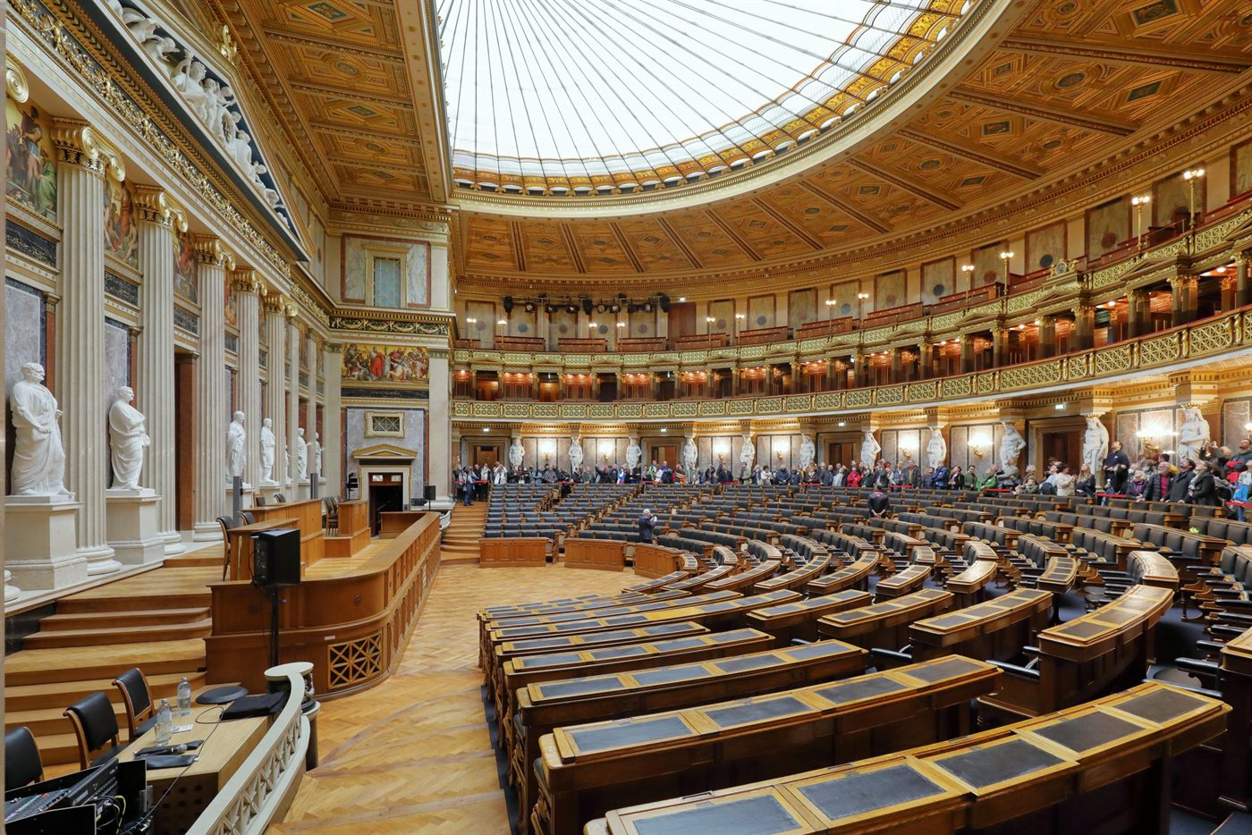 Historischer Sitzungssaal des Österreichischen Parlaments mit Kamera- und Tontechnik